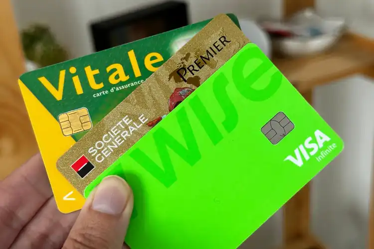Cartão do Wise, do banco Société Générale e a Carte Vitale, na França