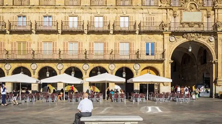 Senhor sentado na Plaza Mayor, Salamanca