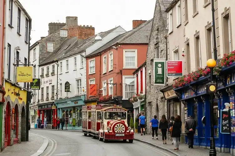 Rua na cidade de Kilkenny na Irlanda
