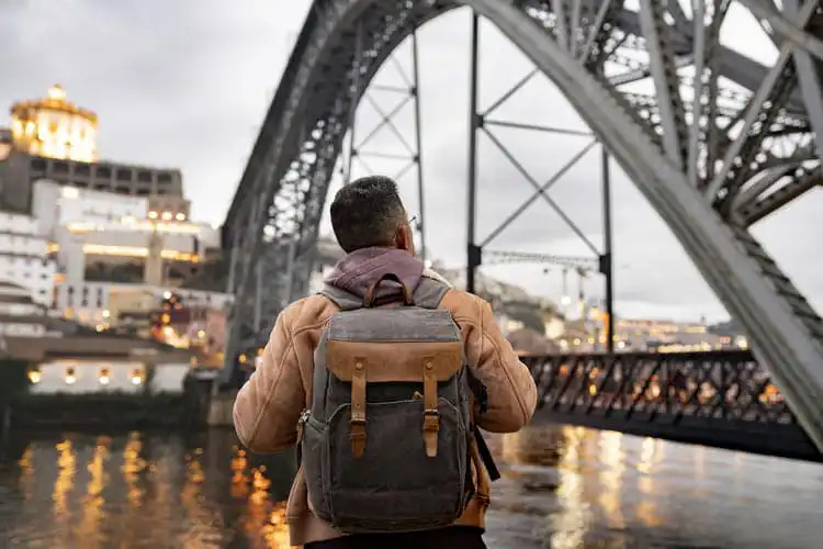 Viajante com mochila em ponto turístico de Porto, em Portugal