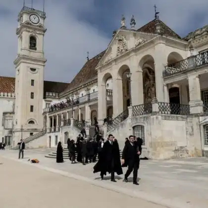 Alunos em frente a Universidade de Coimbra