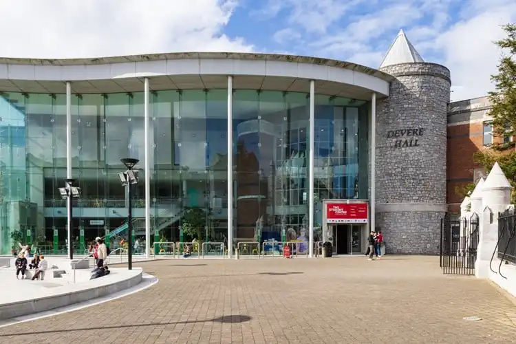 Fachada da Universidade de Cork, em dia de sol na Irlanda.