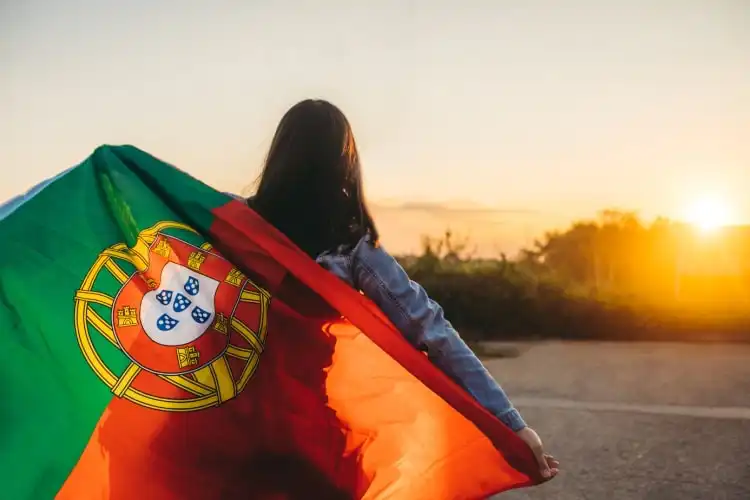 Menina com a bandeira de Portugal