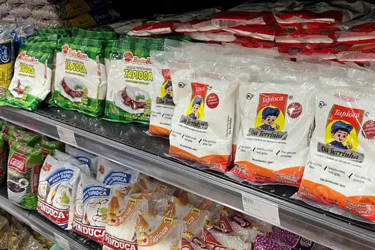Prateleira de supermercado em Portugal com produtos do Brasil.