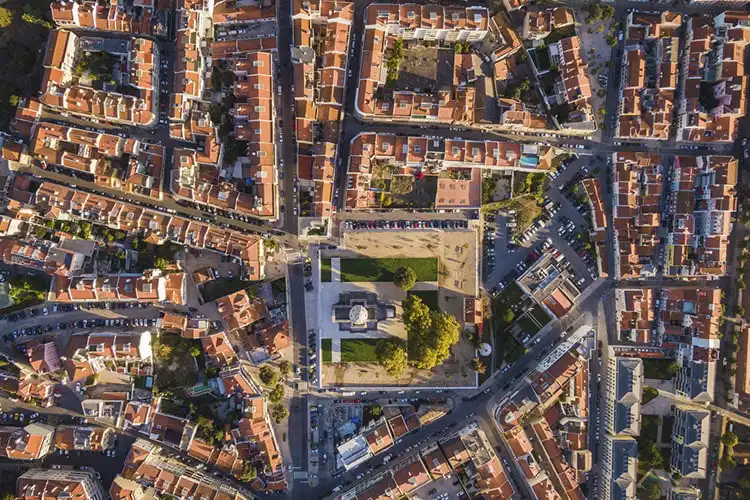 Vista aérea de zona residencial de Lisboa, com diversas casas de luxo