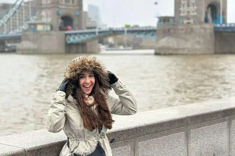 Maria Fernanda mestranda na Inglaterra feliz em Londres