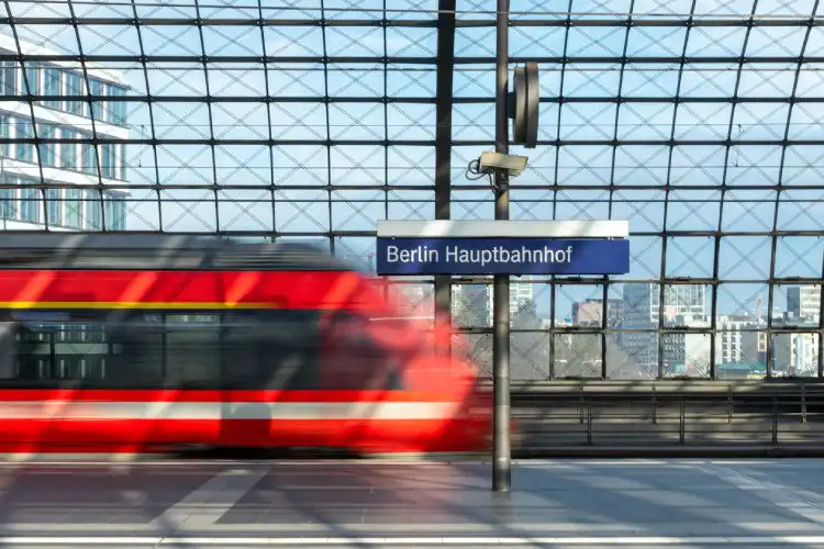 Trem em movimento em estação de trem na Alemanha