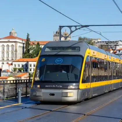 Metro na ponte Dom Luis I, no Porto, Portugal