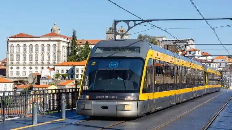 Metro na ponte Dom Luis I, no Porto, Portugal
