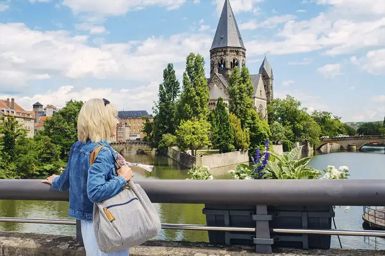 Mulher observa construção histórica em Metz na França