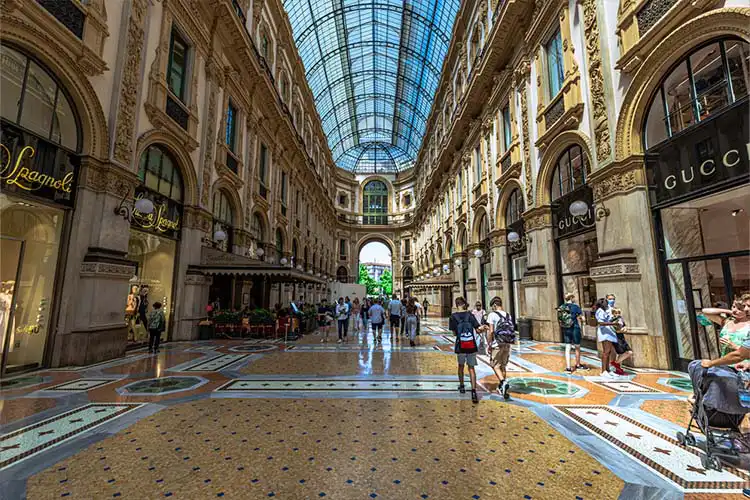 Interior das Galerias de Moda de Vittorio Emanuele II 