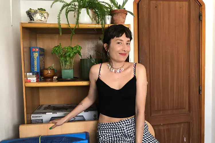 Moradora que aluga quarto no Porto em seu quarto.