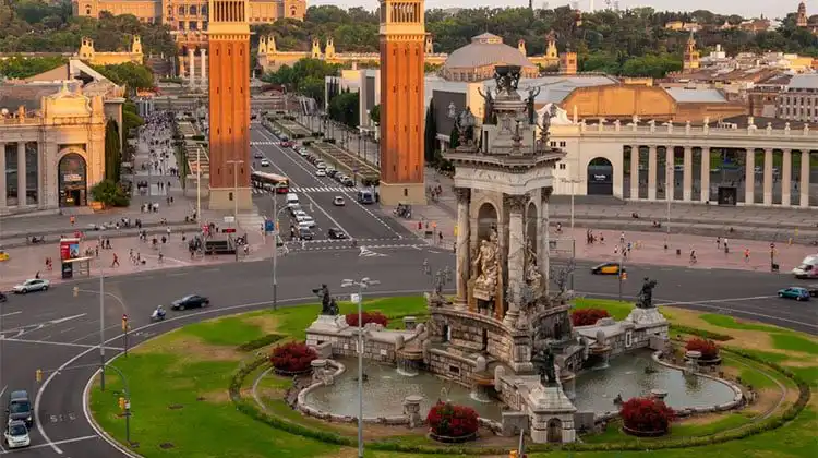 Morar em Barcelona é poder conviver com obras espetaculares como as torres Venecianas na Praça Espanha