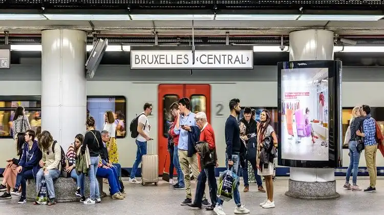 Foto de estação de trem em Bruxelas, com várias pessoas andando