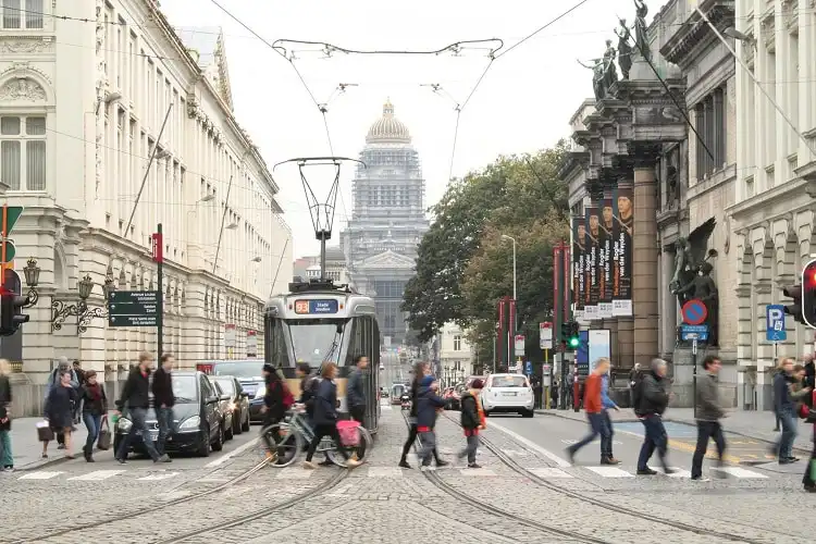 Pessoas no centro de Bruxelas, onde um tram está estacionado