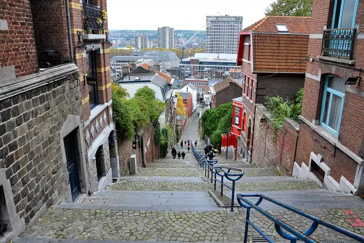 Foto da escadaria Montagne de Beuren, em Liège.