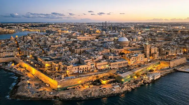 Imagem noturna de Malta
