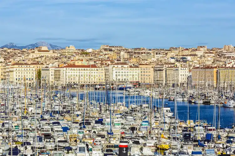 O clima de Marselha é mediterrâneo e fácil de se adaptar.