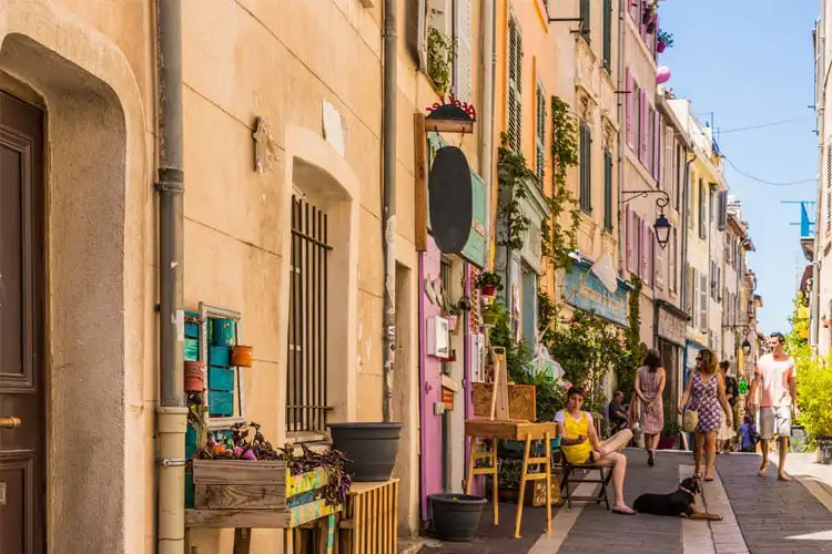 Pequena rua em Marselha na França