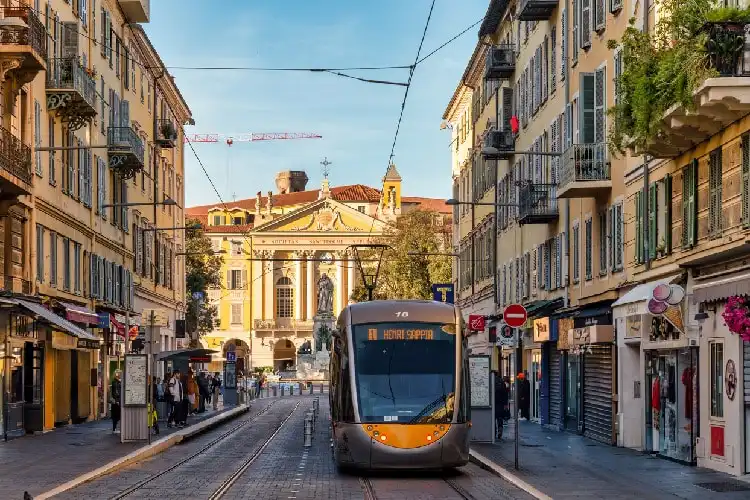 Morar em Nice França é poder aproveitar um transporte público de qualidade.