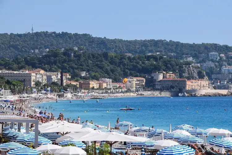 Ao morar em Nice França, você pode curtir belas praias.