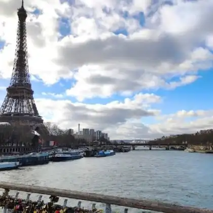 Vista da Torre Eiffel de uma ponte, em Paris, França.