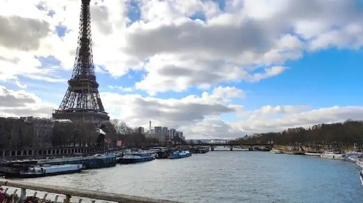 Vista da Torre Eiffel de uma ponte, em Paris, França.
