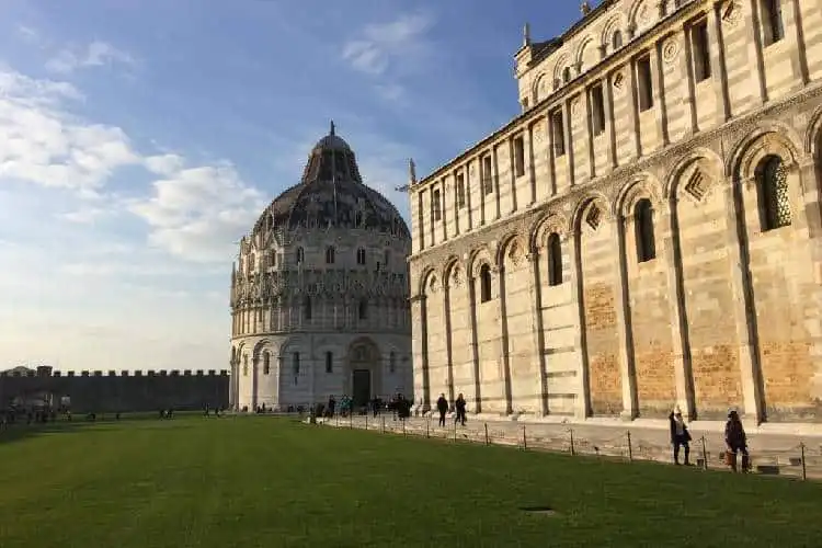 Área externa da Catedral de Pisa, Itália