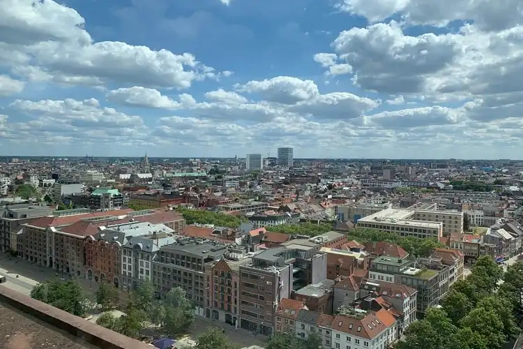 Foto da cidade Antuérpia vista de cima, em dia nublado. Antuérpia é uma das melhores cidades para morar na Bélgica.