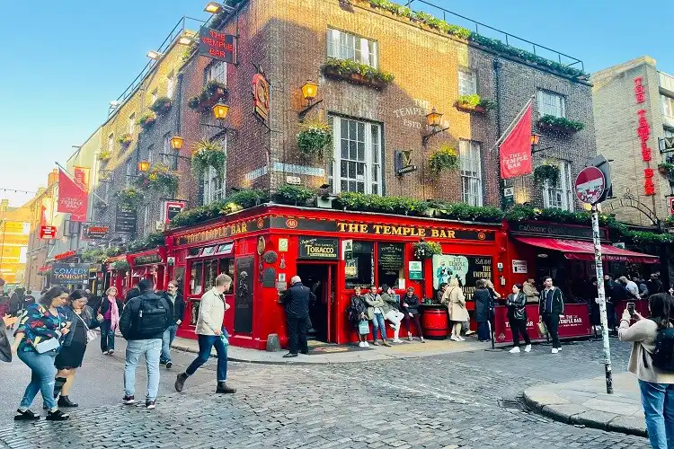 Turistas aproveitando dia ensolarado em frente ao Temple Bar, em Dublin.
