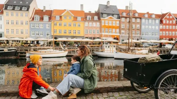 Mãe e filhos no Canal Nyhavn, em Copenhague.