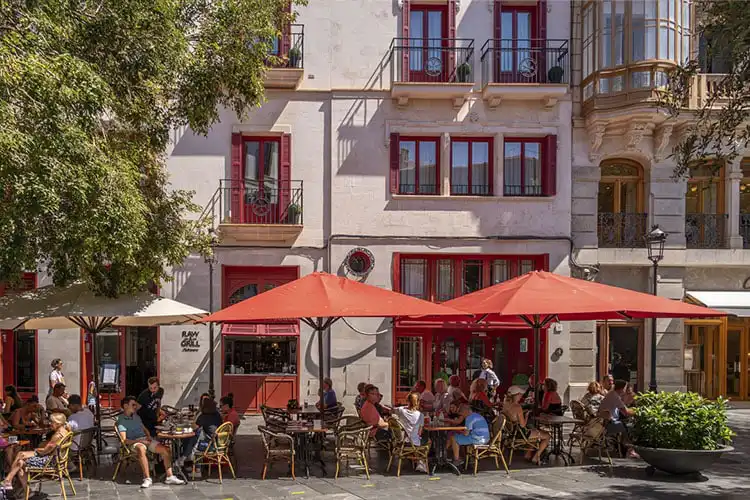 Pessoas em restaurante na Espanha