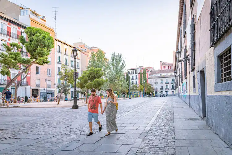 É preciso residir na Espanha para solicitar a cidadania por casamento.