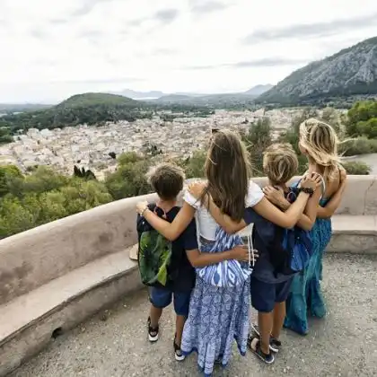 Morar na Espanha vale a pena: família observando a paisagem