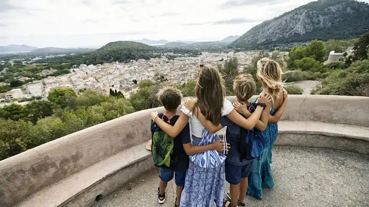 Morar na Espanha vale a pena: família observando a paisagem