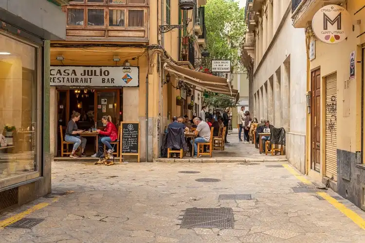 Terraço do restaurante cheio de comensais ao meio-dia no centro histórico de cidade na Espanha