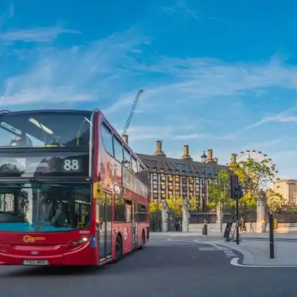 Ônibus de dois andares em frente ao Big Ben em Londres