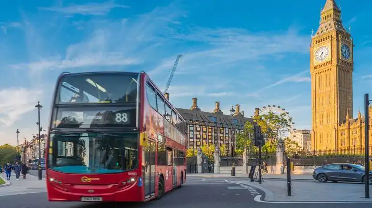 Ônibus de dois andares em frente ao Big Ben em Londres