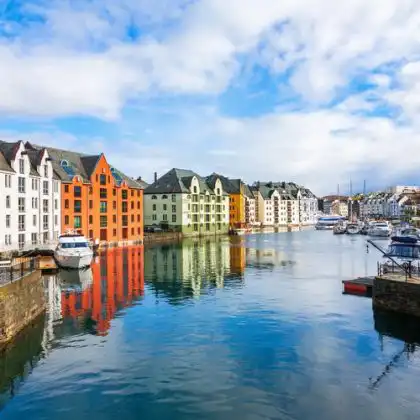 A vista de um canal com casas coloridas é comum para quem mora na Noruega
