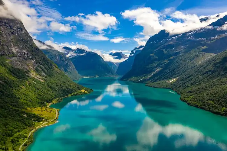 Morar na Noruega vista do lago Lovatnet