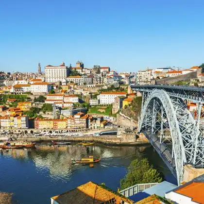 Ribeira do Porto em uma manhã de sol.