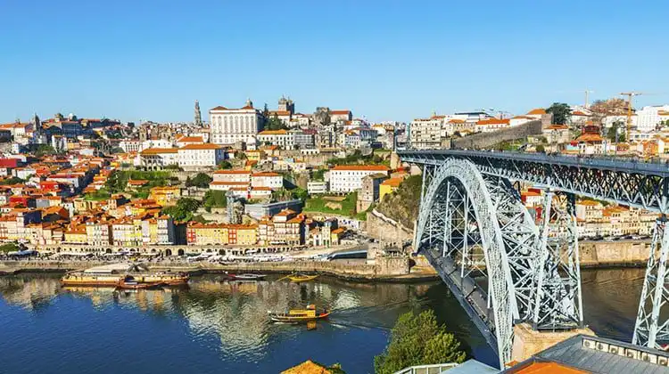 Ribeira do Porto em uma manhã de sol.
