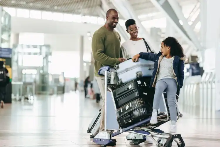 Família no aeroporto com várias bagagens