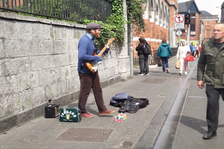 Músico tocando na cidade de Cork