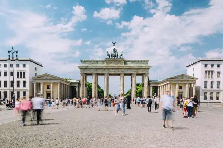 Pessoas caminhando em Berlim, Alemanha.