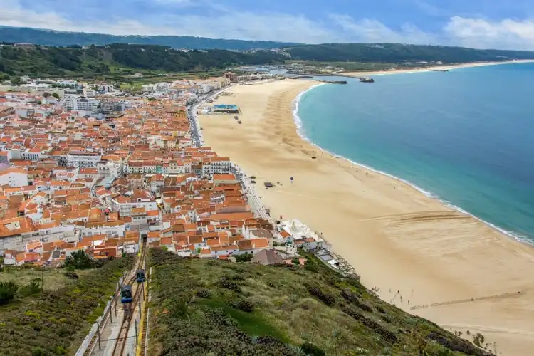Praia e casas em Nazaré, Portugal 