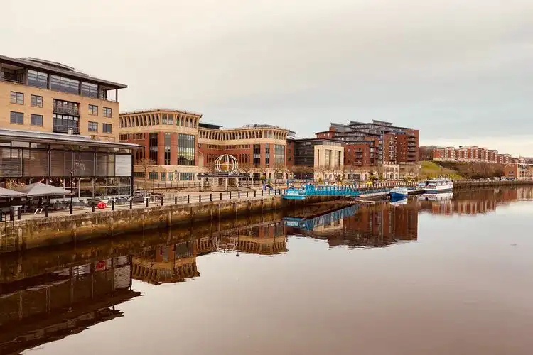 Visão de Gateshead Quayside, em Newcastle, Inglaterra