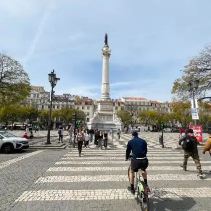 Praça do Rossio, em Lisboa, movimentada por imigrantes brasileiros.