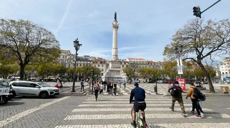 Praça do Rossio, em Lisboa, movimentada por imigrantes brasileiros.