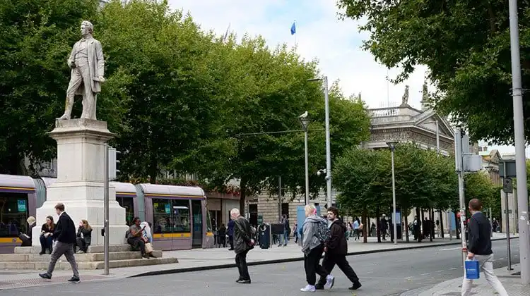 Pessoas andando pela rua em Dublin